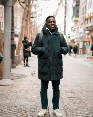 Kody Kim Instagram - Bonjour Paris ! 🇫🇷 Excitation puissance avant mes dates au Point Virgule, tous les lundi de mars à 21h! On part sur une salle mythime (mix entre mythique et intime) pour qu’on puisse se toucher mutuellement! Autant vous dire qu’on a des choses à se dire et qu’on va bien rire 😅 Bien entendu, à la fin, on se prend une bière 🍻. Je ramènerai mes bières belges préférées, parce qu’avec vous... Réservez vos places dès maintenant ! { Lien en BIO } ⬆️🎟️
