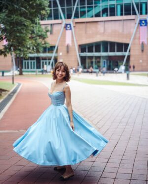 Koe Yeet Instagram - Living my Cinderella dream in this dress 🩵

📸 @elvinloew