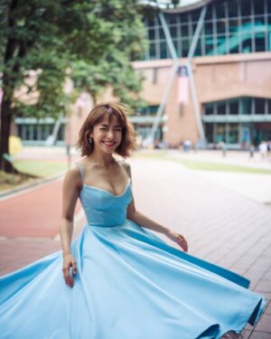Koe Yeet Instagram - Living my Cinderella dream in this dress 🩵

📸 @elvinloew