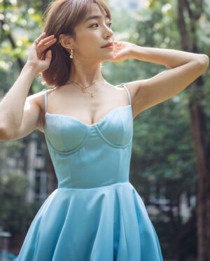 Koe Yeet Instagram - Living my Cinderella dream in this dress 🩵

📸 @elvinloew