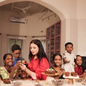 Koel Mallick Instagram - Only chocolateyyyyy with my beautiful souls of NGO Bodhu Collective … 🍫🥰 🍫 nom nom…. 😋😋ending with a jig was the best way to complete the celebration to spread cheer!!!!😍🫶
#happychocolateday #love #joy #life 😇

@calcuttatimes