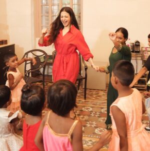 Koel Mallick Instagram - Only chocolateyyyyy with my beautiful souls of NGO Bodhu Collective … 🍫🥰 🍫 nom nom…. 😋😋ending with a jig was the best way to complete the celebration to spread cheer!!!!😍🫶
#happychocolateday #love #joy #life 😇

@calcuttatimes
