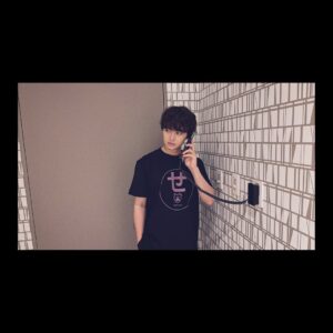 Koji Seto Instagram - ファンミーティングのスタッフTシャツだったこのTシャツ、皆さんの「欲しい！」という声もあり完全受注で販売する事になりました！

SetoLab 「せ」Tシャツ 3,500円

電話中も。

グッズの最後尾に並んでいる時も。

仕事中も。

観劇中も。

お掃除中も。

様々なところで着ていただけます！

詳細はストーリーをご覧下さい。