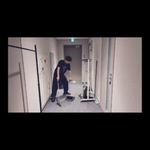 Koji Seto Instagram - ファンミーティングのスタッフTシャツだったこのTシャツ、皆さんの「欲しい！」という声もあり完全受注で販売する事になりました！

SetoLab 「せ」Tシャツ 3,500円

電話中も。

グッズの最後尾に並んでいる時も。

仕事中も。

観劇中も。

お掃除中も。

様々なところで着ていただけます！

詳細はストーリーをご覧下さい。