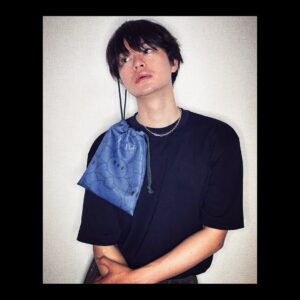 Koji Seto Instagram - ファンミーティング『瀬戸研究室2』のグッズが完成しました。
今回も全て僕の描き下ろしで、お花がテーマ。
素敵なのができたと思ってます。
みんなが大好きなアクスタもあるよ。しかも2つ。笑
本番もいよいよ明後日か...
なんか緊張してきたな。
楽しみましょう。
来れない方にも写真やらで楽しさ共有できたらと思っています。