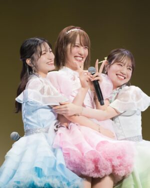 Kojima Karin Instagram - #小嶋花梨3rdソロコンサート 「瞳の中の花」
⁡
⁡
３度にわたるソロコンサートが全て終了しました!!
⁡
1st・2ndは私の作りたかった世界観にお客様を招待する。そんな気持ちで作っていたのですが、3回目はアイドルである今の姿を思う存分ファンの皆さんの瞳に焼き付けてもらおう!!と思って作りました🐶笑
⁡
⁡
6/28でデビュー8周年を迎えた同期も駆けつけてくれて、一緒に歌ってくれました!!ありがとう！
意外と3人で歌う機会ってあまり無いので、9年目はアイドル活動の中でも思い出が増やせたらな〜なんて思っています🌱
⁡
⁡
そしてNMB48のパフォーマンスユニット
「トゥインクル💫」
ステージを華やかにしてくれた皆には感謝しかありません!!ありがとうーーー!!
私も「だんさぶる！」で沢山幸せな景色を見てきたので、皆にも粘り強く頑張って欲しいのです🥹
そんなトゥインクルとステージが作れて私は嬉しかった🥰
⁡
⁡
⁡
3つのライブで何か一つは新たな挑戦をしてきたのですが、この半年でペアダンス、ポールダンス、ベース、楽曲制作に挑戦出来ました。
⁡
これもソロコンが無ければ経験できなかった事なので、想像もしてなかった自分に出会える喜びを常に感じていました😌
⁡
⁡
自分に満足する日は来ないと思うけど、
これからも貪欲にただ真っ直ぐに挑戦し続けたいと思います🌥
⁡
⁡
3公演を通して足を運んでくださった皆さん、
配信で見守ってくださった皆さん、
演出の金谷さん、Kakuさん、TERUさん、
メンバーの皆！支えてくださった全ての皆さん！
本当にありがとうございました😌🌻
⁡
⁡