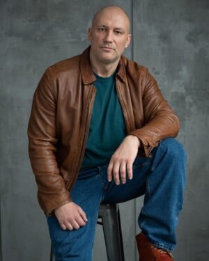 Konstantin Solovyov Instagram - Хочу тебя… Здесь пошлости ни грамма…
Я просто каждой клеточкой люблю…
Ты для меня мужчина лучший самый…
Тебя у прошлых женщин отмолю…

Хочу тебя до колики под кожей,
До бабочек, живущих в животе…
Мы друг без друга жить уже не сможем…
Мы друг для друга — солнце в темноте…

Хочу… любимых губ ещё коснуться,
Растаять там… на белых облаках…
Укутаться в тебя… с тобой проснуться…
Быть линиями на твоих руках…

Хочу в твою бессонницу пробраться
И заменить её волшебным сном…
И без сопротивления сдаваться
В твой плен, где будем только мы вдвоём…

Хочу тебя, как хочет солнце лета,
Как хочет ночи грешная луна…
Хочу в твои объятья быть одетой…
Хочу с тобой до космоса… до дна…

Любовь без страсти — лодочка без вёсел…
А без любви у страсти краток путь…
С тобою мы в душе друг друга носим…
Хочу тебя, люблю… Ты только будь…

 Ирина Самарина-Лабиринт
Photo by @buninanika