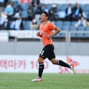 Koo Ja-cheol Instagram - 언제나,
결과는 하늘이 주는 선물.

필드위의 우리는 즐길 줄 알아야한다.

그저 하루하루 최선을 다 하면 된다.
(쉬운거 같지만 제일 행복한 일)

11년...긴 시간이긴 했다.

환영해 주신 팬분들 경기장의 한좌석 한좌석을 채워주신 팬분들 진심으로 감사의 인사를 드리고싶다.

#제주는 #자신감