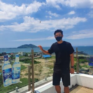 Koo Ja-cheol Instagram - 청소년시절... 아빠가 아들이 언넝 커서 아빠랑 소주한잔하는게 소원이다 라는 말을 수도없이 하셨는데.. 성인이되서 소주한잔 할수 있었는데 몸관리 한다며 아버지의 소원인 소주한잔을 지금까지 못했었다..
그리고 이번 휴가기간에 처음으로 아버지와 소주한잔을 했다. 
아버지가 드디어 아들이 소주한잔을 허락 하신다며 웃으시던 모습에 반응하지 못했지만 참 죄송했고 마음이 아팠다.
아직 애주가는 아니지만 가끔 아버지와 약주한잔하면서 또다른 행복을 만들어 가고싶다.

한라산소주
나는 항상 무언가를 하면 스토리를 중요하게 생각한다. 
그 이유는 그 스토리가 곧 삶이라고 믿기 때문이며 과정없는 삶의 결과는 재미도 감동도 보람도 없다. 
그리고 오늘은 제주도 한림읍에 있는 한라산소주 공장을 방문했다. 그곳에는 관광객 공장투어 코스가 있었는데 시음도 할수 있을 뿐더러 그곳이 누가 어떻게 만들었고 지금의 한라산소주가 있었는지 알수 있고 많은것을 또 배울수 있었다. 나는 그러한 과정과 역사가 비단 이곳 뿐만 아니라 나에게도 모두에게도 존재하기에 이곳의 역사는 어떤게 있는지 아는건 너무 흥미로웠다.
그냥 만들어지는것은 없다.
오늘도 또 다른 사람을 만나며 또 다른 배움을 느낀 아주 소중한 하루였다.

#한라산소주 #제주도한림읍 #관광객투어 #또다른인생을배우다 #열심히살자 #재웅이형상섭이형 #아버지와는한라산소주 #소주를마시는게아닌인생을배우는것 #아버지사랑합니다 #저랑한라산한잔하실분