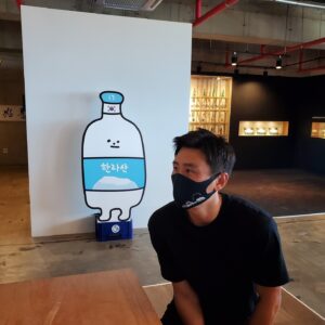 Koo Ja-cheol Instagram - 청소년시절... 아빠가 아들이 언넝 커서 아빠랑 소주한잔하는게 소원이다 라는 말을 수도없이 하셨는데.. 성인이되서 소주한잔 할수 있었는데 몸관리 한다며 아버지의 소원인 소주한잔을 지금까지 못했었다..
그리고 이번 휴가기간에 처음으로 아버지와 소주한잔을 했다. 
아버지가 드디어 아들이 소주한잔을 허락 하신다며 웃으시던 모습에 반응하지 못했지만 참 죄송했고 마음이 아팠다.
아직 애주가는 아니지만 가끔 아버지와 약주한잔하면서 또다른 행복을 만들어 가고싶다.

한라산소주
나는 항상 무언가를 하면 스토리를 중요하게 생각한다. 
그 이유는 그 스토리가 곧 삶이라고 믿기 때문이며 과정없는 삶의 결과는 재미도 감동도 보람도 없다. 
그리고 오늘은 제주도 한림읍에 있는 한라산소주 공장을 방문했다. 그곳에는 관광객 공장투어 코스가 있었는데 시음도 할수 있을 뿐더러 그곳이 누가 어떻게 만들었고 지금의 한라산소주가 있었는지 알수 있고 많은것을 또 배울수 있었다. 나는 그러한 과정과 역사가 비단 이곳 뿐만 아니라 나에게도 모두에게도 존재하기에 이곳의 역사는 어떤게 있는지 아는건 너무 흥미로웠다.
그냥 만들어지는것은 없다.
오늘도 또 다른 사람을 만나며 또 다른 배움을 느낀 아주 소중한 하루였다.

#한라산소주 #제주도한림읍 #관광객투어 #또다른인생을배우다 #열심히살자 #재웅이형상섭이형 #아버지와는한라산소주 #소주를마시는게아닌인생을배우는것 #아버지사랑합니다 #저랑한라산한잔하실분