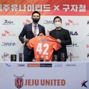 Koo Ja-cheol Instagram - 18살...그때 누구도 나를 못알아봐줄때 나를 알아봐주고 나에게 기회를 준 나의 클럽.
환영해주셔서 너무 감사합니다...

#42 #제주유나이티드 #많이그리웠다