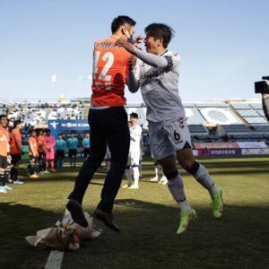 Koo Ja-cheol Instagram - I'm so proud of you what you made it as a player.
congratulations and i wish you all the best for your second chapter.
it was an honor to play with you i will never for get it..

너무 자랑스럽고 축하해  박주호!  고생많았고 많았어요.. 특히 마인츠에서 함께 뛴 기억 평생 잊지 못 할거야.. 

#우리형 #은퇴 #박수를보내다 #박주호