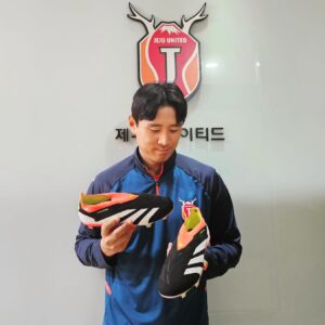 Koo Ja-cheol Instagram - 2008년부터 신어왔던 축구화
오직 프레데터 축구화만 신고 달려왔던 지난 10여년..
정이 너무 많이 들었ㄷㅏ.

#프레데터24 #아디다스프레데터 #아디다스 #아디다스풋볼 #프레데터30주년 #adidasfootball #predator #predator24 #30yearsofpredator #최고의축구화