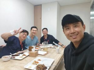 Koo Ja-cheol Instagram - 진짜 소중한 시간. 좋은 얘기 많이 나눈 시간.

#히딩크 #강남제이에스병원 #송준섭박사