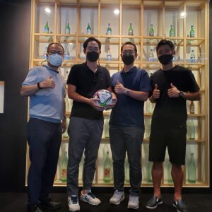 Koo Ja-cheol Instagram - 청소년시절... 아빠가 아들이 언넝 커서 아빠랑 소주한잔하는게 소원이다 라는 말을 수도없이 하셨는데.. 성인이되서 소주한잔 할수 있었는데 몸관리 한다며 아버지의 소원인 소주한잔을 지금까지 못했었다..
그리고 이번 휴가기간에 처음으로 아버지와 소주한잔을 했다. 
아버지가 드디어 아들이 소주한잔을 허락 하신다며 웃으시던 모습에 반응하지 못했지만 참 죄송했고 마음이 아팠다.
아직 애주가는 아니지만 가끔 아버지와 약주한잔하면서 또다른 행복을 만들어 가고싶다.

한라산소주
나는 항상 무언가를 하면 스토리를 중요하게 생각한다. 
그 이유는 그 스토리가 곧 삶이라고 믿기 때문이며 과정없는 삶의 결과는 재미도 감동도 보람도 없다. 
그리고 오늘은 제주도 한림읍에 있는 한라산소주 공장을 방문했다. 그곳에는 관광객 공장투어 코스가 있었는데 시음도 할수 있을 뿐더러 그곳이 누가 어떻게 만들었고 지금의 한라산소주가 있었는지 알수 있고 많은것을 또 배울수 있었다. 나는 그러한 과정과 역사가 비단 이곳 뿐만 아니라 나에게도 모두에게도 존재하기에 이곳의 역사는 어떤게 있는지 아는건 너무 흥미로웠다.
그냥 만들어지는것은 없다.
오늘도 또 다른 사람을 만나며 또 다른 배움을 느낀 아주 소중한 하루였다.

#한라산소주 #제주도한림읍 #관광객투어 #또다른인생을배우다 #열심히살자 #재웅이형상섭이형 #아버지와는한라산소주 #소주를마시는게아닌인생을배우는것 #아버지사랑합니다 #저랑한라산한잔하실분