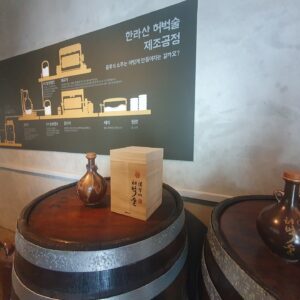 Koo Ja-cheol Instagram - 청소년시절... 아빠가 아들이 언넝 커서 아빠랑 소주한잔하는게 소원이다 라는 말을 수도없이 하셨는데.. 성인이되서 소주한잔 할수 있었는데 몸관리 한다며 아버지의 소원인 소주한잔을 지금까지 못했었다..
그리고 이번 휴가기간에 처음으로 아버지와 소주한잔을 했다. 
아버지가 드디어 아들이 소주한잔을 허락 하신다며 웃으시던 모습에 반응하지 못했지만 참 죄송했고 마음이 아팠다.
아직 애주가는 아니지만 가끔 아버지와 약주한잔하면서 또다른 행복을 만들어 가고싶다.

한라산소주
나는 항상 무언가를 하면 스토리를 중요하게 생각한다. 
그 이유는 그 스토리가 곧 삶이라고 믿기 때문이며 과정없는 삶의 결과는 재미도 감동도 보람도 없다. 
그리고 오늘은 제주도 한림읍에 있는 한라산소주 공장을 방문했다. 그곳에는 관광객 공장투어 코스가 있었는데 시음도 할수 있을 뿐더러 그곳이 누가 어떻게 만들었고 지금의 한라산소주가 있었는지 알수 있고 많은것을 또 배울수 있었다. 나는 그러한 과정과 역사가 비단 이곳 뿐만 아니라 나에게도 모두에게도 존재하기에 이곳의 역사는 어떤게 있는지 아는건 너무 흥미로웠다.
그냥 만들어지는것은 없다.
오늘도 또 다른 사람을 만나며 또 다른 배움을 느낀 아주 소중한 하루였다.

#한라산소주 #제주도한림읍 #관광객투어 #또다른인생을배우다 #열심히살자 #재웅이형상섭이형 #아버지와는한라산소주 #소주를마시는게아닌인생을배우는것 #아버지사랑합니다 #저랑한라산한잔하실분