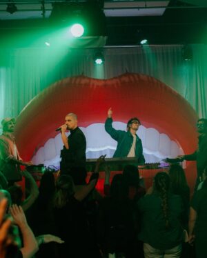 Koriass Instagram - Beaucoup de plaisir à @plazaplaisir ce vendredi 21h à @telequebec 🎈

Avec les amis:
@ingrid.stpierre 
@tinaleonofficial 
@qualitemotel   Curieux Bégin

Et Paul Piché 👑

Shouts à @ludovicphotographie 📸