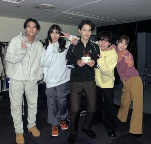 Kosuke Suzuki Instagram - 26歳になりました〜
誕生日は『セレブ男子は手に負えません』の現場で迎えました。みんなに祝って貰いました！
本当に感謝、幸せです。
26歳も頑張ります、宜しくお願いします🫡
#セレブ男子は手に負えません
