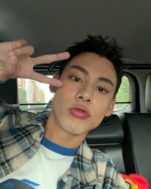 Kota Kagami Instagram - 最近很多朋友抵抗力降低都在感冒所以看我照片補一下維太命C 😀✌🏽