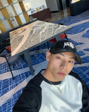 Kota Kagami Instagram - 謝謝爸爸媽媽生產在這個世界。今天5月2號我生日。
廢話不多說，感謝照顧我身邊的人
我會95加🈵加油der 😤㊗️🉐🈹