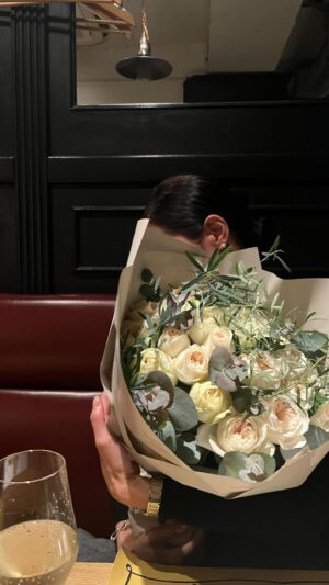 Kotoko Yamaga Instagram - 指輪について…

ブランドのものではなくて、バラの原種をモチーフに彼が宝石屋さんと相談して作ってくれたものです。
5枚の花弁と、センターに素敵なダイヤが輝いていて、彼らしい指輪だなぁと微笑ましく思うし、なによりたくさん考えて用意してくれたことが嬉しい☺️