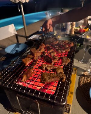 Kotoko Yamaga Instagram - 今週のハイライト
好きな人たちと沢山会って幸せな一週間だった🥹
そして今週もよく飲んだ🍷

1.カウンター席大好き
2.おめぐとなごみちゃんの白さが際立つ
3.4.BBQ、夏って感じで最高
5.夫たちのテニス対決🎾
6.ゆうちょの料理教室また行きたい👩🏻‍🍳
7.anuansの展示会(ちえみちゃんと双子コーデになってたw)
8.会うたび元気をくださる大好きなひろ美さん
9.平和なランチ会
10.アボカドの断面は可愛い
