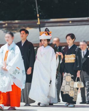 Kotoko Yamaga Instagram - 7月のよく晴れた日☀️

明治神宮にて結婚式を執り行いました。

ちょうど梅雨明けのタイミングで、
式の当日は気持ちの良いお天気でした。
最高気温36度の中着る白無垢は…ご想像の通り、
ものすごく暑かったです。笑
私だけでなくご列席いただいた皆様も
相当過酷な思いをしたのではないかと思います…
父は「祝い事というより修行みたいだね」
なんて言っていました😅

結婚式は親族だけで行う予定でしたが、
どうしても私の親友達には同じ時間を共有したくて
私のわがままで親友達にも来てもらいました。
早織、絵里、菜々、リリコ。
(来られなかったけど、あっこも♡)
東京に来てからの家族のような存在なので、
式に参列してもらえて嬉しかったです☺️✨🤍

そしていつも仲良くしてもらっているカメラマンの @eeeeeeeno くんに撮影に来てもらい、
たくさん素敵な写真を撮ってもらいました🥹✨
いいのくん、ありがとう。

式についてはまだまだ載せたい写真や
エピソードがあるのですが、あまりに多いと
お腹いっぱいになってしまうと思うので
サブスクの方にたくさん載せたいと思います🥺

#神前式 #結婚式 #明治神宮