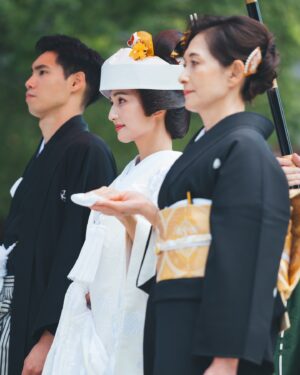 Kotoko Yamaga Instagram - 7月のよく晴れた日☀️

明治神宮にて結婚式を執り行いました。

ちょうど梅雨明けのタイミングで、
式の当日は気持ちの良いお天気でした。
最高気温36度の中着る白無垢は…ご想像の通り、
ものすごく暑かったです。笑
私だけでなくご列席いただいた皆様も
相当過酷な思いをしたのではないかと思います…
父は「祝い事というより修行みたいだね」
なんて言っていました😅

結婚式は親族だけで行う予定でしたが、
どうしても私の親友達には同じ時間を共有したくて
私のわがままで親友達にも来てもらいました。
早織、絵里、菜々、リリコ。
(来られなかったけど、あっこも♡)
東京に来てからの家族のような存在なので、
式に参列してもらえて嬉しかったです☺️✨🤍

そしていつも仲良くしてもらっているカメラマンの @eeeeeeeno くんに撮影に来てもらい、
たくさん素敵な写真を撮ってもらいました🥹✨
いいのくん、ありがとう。

式についてはまだまだ載せたい写真や
エピソードがあるのですが、あまりに多いと
お腹いっぱいになってしまうと思うので
サブスクの方にたくさん載せたいと思います🥺

#神前式 #結婚式 #明治神宮