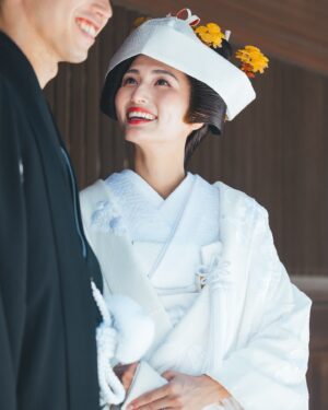 Kotoko Yamaga Instagram - 7月のよく晴れた日☀️

明治神宮にて結婚式を執り行いました。

ちょうど梅雨明けのタイミングで、
式の当日は気持ちの良いお天気でした。
最高気温36度の中着る白無垢は…ご想像の通り、
ものすごく暑かったです。笑
私だけでなくご列席いただいた皆様も
相当過酷な思いをしたのではないかと思います…
父は「祝い事というより修行みたいだね」
なんて言っていました😅

結婚式は親族だけで行う予定でしたが、
どうしても私の親友達には同じ時間を共有したくて
私のわがままで親友達にも来てもらいました。
早織、絵里、菜々、リリコ。
(来られなかったけど、あっこも♡)
東京に来てからの家族のような存在なので、
式に参列してもらえて嬉しかったです☺️✨🤍

そしていつも仲良くしてもらっているカメラマンの @eeeeeeeno くんに撮影に来てもらい、
たくさん素敵な写真を撮ってもらいました🥹✨
いいのくん、ありがとう。

式についてはまだまだ載せたい写真や
エピソードがあるのですが、あまりに多いと
お腹いっぱいになってしまうと思うので
サブスクの方にたくさん載せたいと思います🥺

#神前式 #結婚式 #明治神宮