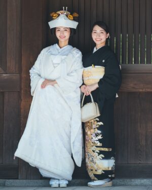 Kotoko Yamaga Instagram - 7月のよく晴れた日☀️

明治神宮にて結婚式を執り行いました。

ちょうど梅雨明けのタイミングで、
式の当日は気持ちの良いお天気でした。
最高気温36度の中着る白無垢は…ご想像の通り、
ものすごく暑かったです。笑
私だけでなくご列席いただいた皆様も
相当過酷な思いをしたのではないかと思います…
父は「祝い事というより修行みたいだね」
なんて言っていました😅

結婚式は親族だけで行う予定でしたが、
どうしても私の親友達には同じ時間を共有したくて
私のわがままで親友達にも来てもらいました。
早織、絵里、菜々、リリコ。
(来られなかったけど、あっこも♡)
東京に来てからの家族のような存在なので、
式に参列してもらえて嬉しかったです☺️✨🤍

そしていつも仲良くしてもらっているカメラマンの @eeeeeeeno くんに撮影に来てもらい、
たくさん素敵な写真を撮ってもらいました🥹✨
いいのくん、ありがとう。

式についてはまだまだ載せたい写真や
エピソードがあるのですが、あまりに多いと
お腹いっぱいになってしまうと思うので
サブスクの方にたくさん載せたいと思います🥺

#神前式 #結婚式 #明治神宮