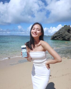 Kotoko Yamaga Instagram - ドルチェ&ガッバーナから夏らしい香水が登場🍋

ライトブルー サマー バイブス オードトワレ
ドルチェ&ガッバーナ ライトブルー プールオム サマーバイブス オードトワレ

真夏の太陽の光や青い空を思い出させるような
爽やかで甘美な香り。
私はヨーロッパのビーチを思い出しちゃった🏖️

@latelierdesparfums_jp
@DolceGabbana_Beauty
#PR #DGライトブルーサマーバイブス 
#DGSummerVibes
#DGLightBlue