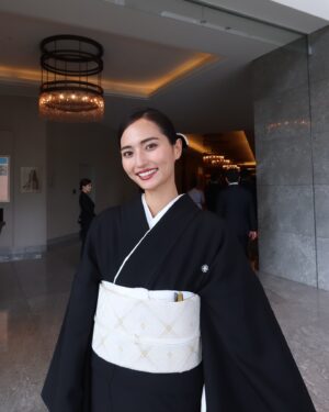 Kotoko Yamaga Instagram - 母と黒留袖でぱしゃり📷

作っていただいた黒留袖です😊
自分で選んだのですが、いろんな方に褒めていただき嬉しかった！
落ち着いた色合いで、いくつになっても着られるかなと思い選んだお着物💎
山賀家の家紋も入っているので背筋が伸びました。
帯も光沢感のあるシンプル目なデザインにしたので、20代にしては落ち着きすぎているような気もしましたが…笑

姉の晴れの日を家族みんなと、大切な友人たちとで迎えられて本当に幸せでした！☺️