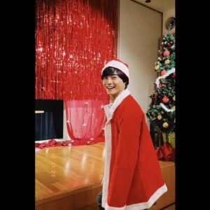 Kousei Yuki Instagram - 今日は滉星誕祭2023来てくれてありがとうございました😊
みんなから沢山のおめでとうをいただいて幸せでした！
本当に時間が経つのがあっという間でした！

そしてそして
1部のゲストなんと町田くんでした。
もうびっくりしすぎて腰が抜けました！笑
本当に本当にありがとうございました😭
テッパチメンバーみんな優しすぎる☺️

2部は急遽にも関わらずゲスト出演してくれた安定のあさひ。
居心地が良かったです！
最高に楽しかった！
あさひまじサンキュー😆

前回に引き続きMCをやってくれた藤原さん！
相変わらずの安定感でした😊
毎回ありがとうございます。

豪華すぎる1日で本当に一瞬で今日が終わってしまいました！
快くお手紙をくれたりビデオメッセージで出演してくれてありがとうございました！

何より会場に来てお祝いしてくれた皆様、ありがとうございます。
ラスト20代全力で走っていきたいと思います！

#結木滉星
#バースデーイベント
#滉星誕祭
#2023
#スペシャルゲスト
#町田啓太 くん
#伊藤あさひ
#本当にありがとうございました