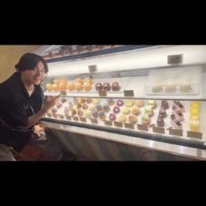 Kousei Yuki Instagram - みなぎさんの地元高知遊びきました😊
実家のケーキ屋お邪魔して美味しくいただきました‼️

#PR
#高知県
#なんだかんだ3度目まして
#最高
#FootoMee
#桃のパイ
#プリン
#食べます
#エクレアがイチオシらしいです