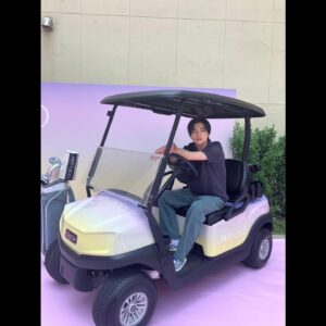 Kousei Yuki Instagram - 4月26日よりオープンする、ポップアップスペース「JIMMY CHOO GINZA GARDEN」に伺いました！

JIMMY CHOOとMALBONがコラボしたアイテムが可愛すぎてゴルフ好きにはたまらない空間でした😊

「JIMMY CHOO GINZA GARDEN」には、THE MATCHA TOKYOとコラボしたカフェスタンドもあってついついくつろいでしまいました😋
抹茶とベリーのスムージーと抹茶アイス美味しいので皆さんも是非味わってみてください！！

ゴルフカート等のお洒落な、フォトスポットもあります！
真似して写真撮ってみてください🤣笑笑
4/26～6/30までの期間限定になりますので、ぜひ、訪れてみてください！

#PR #JimmyChooxMalbon #JimmyChooGinzaGarden