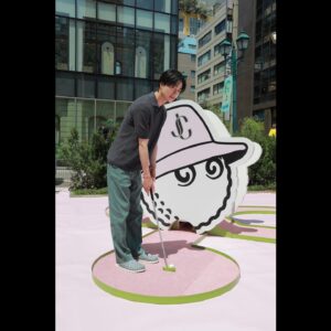 Kousei Yuki Instagram - 4月26日よりオープンする、ポップアップスペース「JIMMY CHOO GINZA GARDEN」に伺いました！

JIMMY CHOOとMALBONがコラボしたアイテムが可愛すぎてゴルフ好きにはたまらない空間でした😊

「JIMMY CHOO GINZA GARDEN」には、THE MATCHA TOKYOとコラボしたカフェスタンドもあってついついくつろいでしまいました😋
抹茶とベリーのスムージーと抹茶アイス美味しいので皆さんも是非味わってみてください！！

ゴルフカート等のお洒落な、フォトスポットもあります！
真似して写真撮ってみてください🤣笑笑
4/26～6/30までの期間限定になりますので、ぜひ、訪れてみてください！

#PR #JimmyChooxMalbon #JimmyChooGinzaGarden