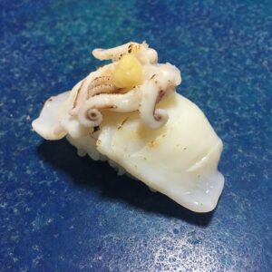 Kouta Okada Instagram - ヤリイカのお鮨
炙ったヤリイカに炙ったゲソのせて更に生姜のせて藻ソルトで食べた
#イカ好きと繋がれば繋がるほど自分の未熟さに気付かされる
#イカスシグラム