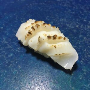 Kouta Okada Instagram - ヤリイカのお鮨
包丁で細工して握って炙った
藻ソルトで食べた
#イカ好きと繋がっていて本当によかった
#イカスシグラム