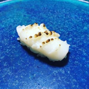 Kouta Okada Instagram - ヤリイカのお鮨
包丁で細工して握って炙った
藻ソルトで食べた
#イカ好きと繋がっていて本当によかった
#イカスシグラム