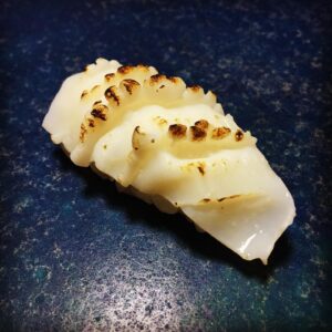 Kouta Okada Instagram - ヤリイカのお鮨
包丁で細工して握って炙った
藻ソルトで食べた
#イカ好きと繋がっていて本当によかった
#イカスシグラム
