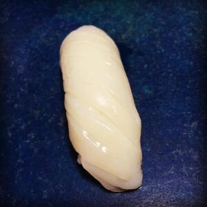 Kouta Okada Instagram - スルメイカ握ってレモンと藻ソルトで食べた
表斜め横、裏縦横、包丁入れまくり

#イカ好きと繋がることにリスクしかねえからなぁ
#イカスタグラム