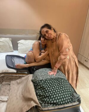 Krishika Lulla Instagram - Please don’t go 🥲 mom 
Hate when you leave me 
Why time flies away so fast 
Why can’t time pause when your with me 
My heart sinks when you leave 
I am missing you 
True love unconditional love is only MOM