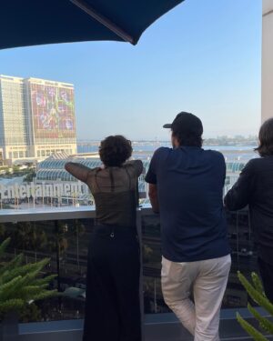 Kristen Schaal Instagram - That’s a wrap on @theshadowsfx at #comicconsandiego! Thank you to all the lovely fans. Such a special show.  Thanks for hair & makeup @charles_dujic & @fabiolamakeup