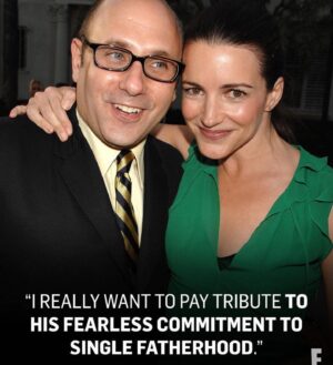 Kristin Davis Instagram - Today is Willie’s Birthday. I celebrate all that he has left behind. His incredibly  kind and whip smart son @nathen_garson and so many friends with wonderful memories. We struggle with your absence dear Willie. We miss you and quite frankly there is a painful hole in our hearts. I can only imagine how Nathen and the rest of the family are coping. I never take my health for granted. And I try to remember to connect and appreciate the people in my life in real time. We miss your humor and silliness on the set and I miss our conversations about our kids. Hope you are flying free dear Willie ♥️♥️♥️🙏🏼🙏🏼🙏🏼💫💫💫
And love you @nathen_garson