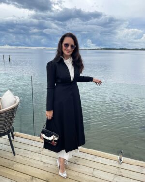 Kristin Davis Instagram - Thank you so much @shrimptoncouture for letting me wear this @ysl gown from 1989 runway. I love wearing vintage and it’s good for the environment too! 
Next pic is my own Ossie Clark  vintage coat and vintage @louisvuitton bag with remnant scraps embroidered into a giraffe 🦒 Love you @samanthamcmillen_stylist  for pulling it all together !!!💞

Gown @shrimptoncouture 
Shoes @santoniofficial 
Earrings @worldofreza 
Ring @effyjewelry 
Bag @tylerellisofficial 

2nd pic- 
Dress @ullajohnson 
Coat Ossie Clark 
Shoes @sophiawebster 
Bag @louisvuitton 
Ring @effyjewelry 
Glasses @peepers 

Hair   MU by me 😜
