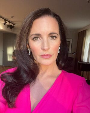 Kristin Davis Instagram - Thank you so much @shrimptoncouture for letting me wear this @ysl gown from 1989 runway. I love wearing vintage and it’s good for the environment too! 
Next pic is my own Ossie Clark  vintage coat and vintage @louisvuitton bag with remnant scraps embroidered into a giraffe 🦒 Love you @samanthamcmillen_stylist  for pulling it all together !!!💞

Gown @shrimptoncouture 
Shoes @santoniofficial 
Earrings @worldofreza 
Ring @effyjewelry 
Bag @tylerellisofficial 

2nd pic- 
Dress @ullajohnson 
Coat Ossie Clark 
Shoes @sophiawebster 
Bag @louisvuitton 
Ring @effyjewelry 
Glasses @peepers 

Hair   MU by me 😜