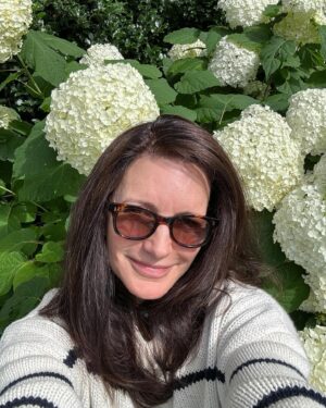 Kristin Davis Instagram - In my happy place… which is anywhere with hydrangeas 🤍🤍