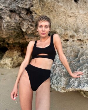 Kristina Asmus Instagram - Я на Бали!!!!!! 🌴👙

Это было дорого, долго, дорого))) 
Решила поехать спонтанно, когда на днях пыталась поставить на зарядку пачку сигарет 🔌😂…. Упорно не могла понять, что не так и почему разъём не подходит)) Поняла, что оно - пора в отпуск! 😅
Обычно я въедливо изучаю новое место, а тут силы есть максимум с кровати встать )))) В принципе, можно было и в Анапу поехать, ещё и на машину бы после поездки хватило 😂