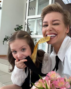 Kristina Asmus Instagram - Что это за пацан рядом с моей дочкой??? Да и рослый какой. Фи! 😡
А Настя, меж тем, окончила 4 клааааасс!!! 📚 Гордостьгордость!!! 💙🫧