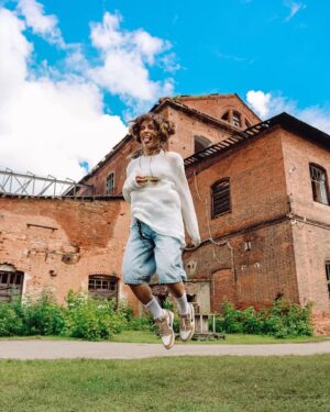 Kristina Kosheleva Instagram - «Я так хочу, чтобы лето не кончалось
Чтоб оно за мной умчалось, за мною вслед»
🌼🌼🌼

Меня очень вдохновляет мой дом и я люблю быть здесь. Хочу тут оставить эти классные кадры с одного, не самого теплого, но все же замечательного лета🫰🏽

Фото: @kontcevenko 
Локация: @letonazavode